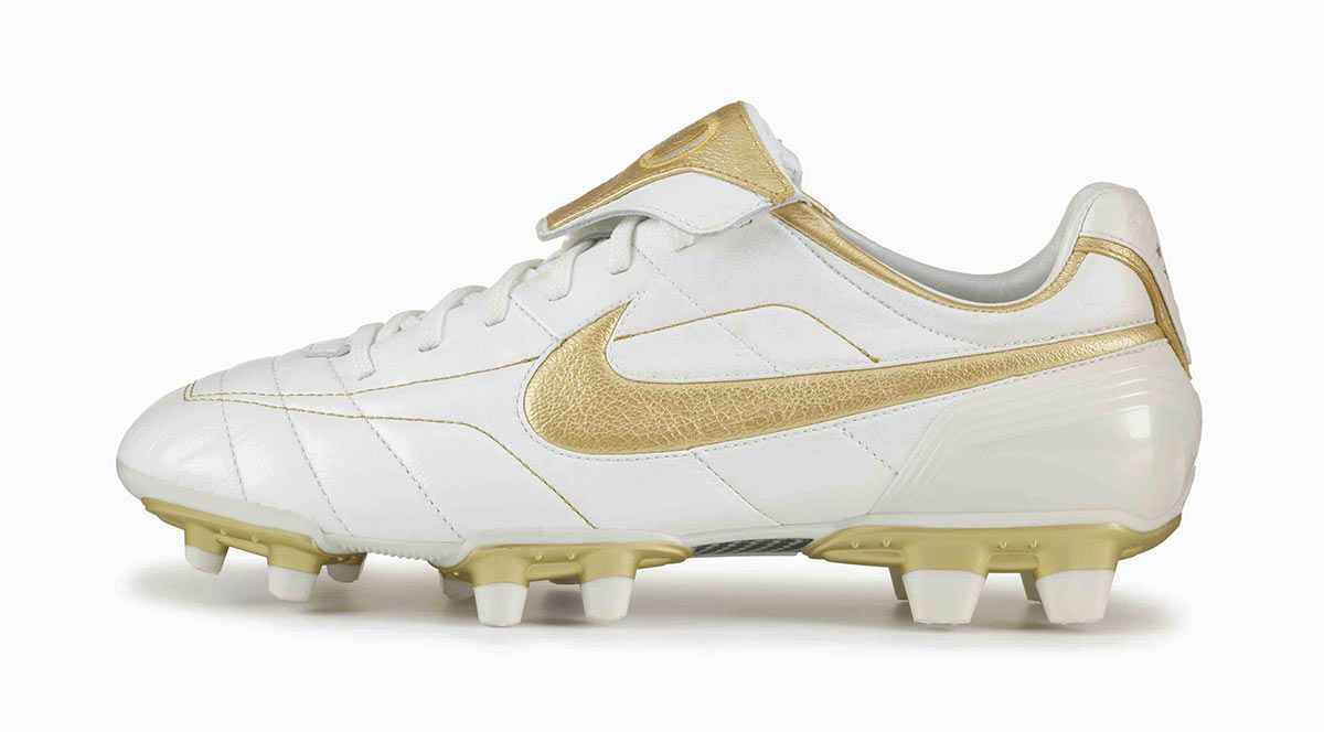 Le scarpe Tiempo Touch of Gold di Ronaldinho