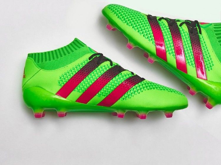 Scarpini ACE16 Primeknit con i lacci