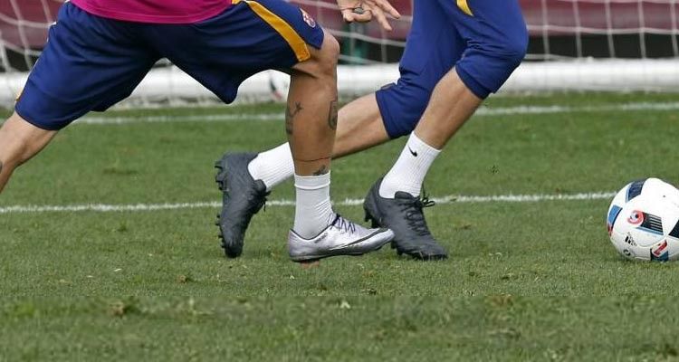 Piquè con le Tiempo nere