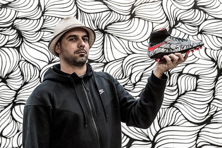 L'artista Bruno Big con le Hypervenom Neymar Ousadia Alegria