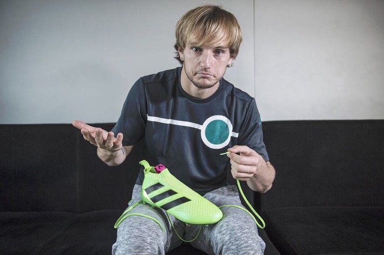 Rakitic con le scarpe ACE16 Laceless
