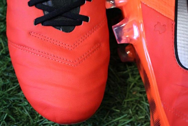 Dettaglio tomaia Nike Tiempo Metal Flash