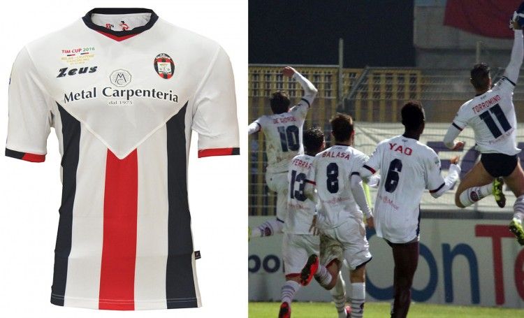 Seconda maglia Crotone 2015-2016