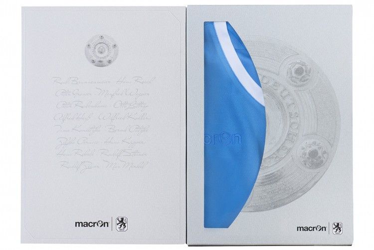 La confezione vintage con la maglia celebrativa del Monaco 1860