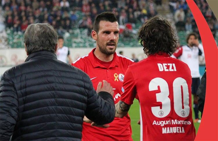 Maglia Bari Dezi, auguri mamma