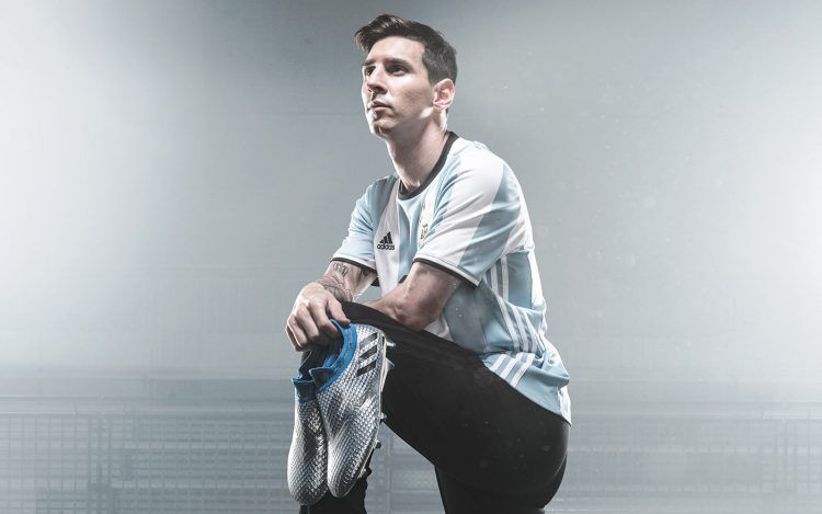 Leo Messi con le scarpe MESSI16 PureAgility