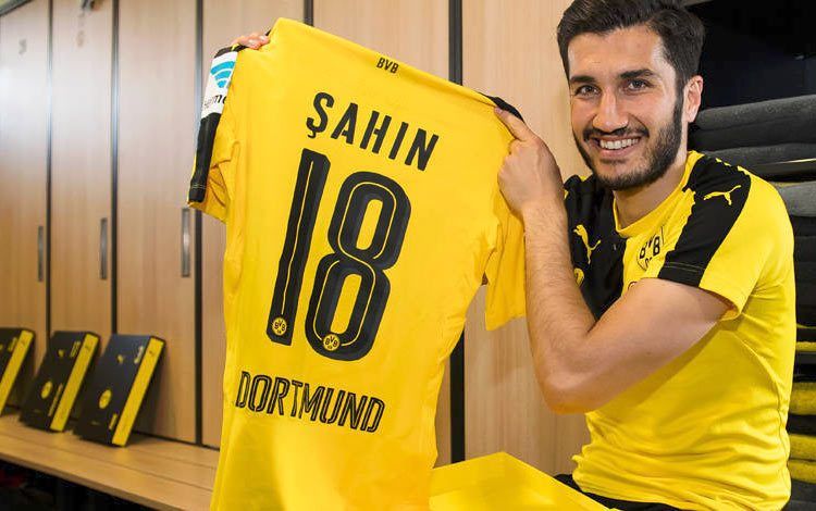Sahin mostra la maglia del BVB 2016-17