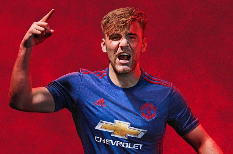 Luke Shaw con la maglia away del Manchester United 2016-17