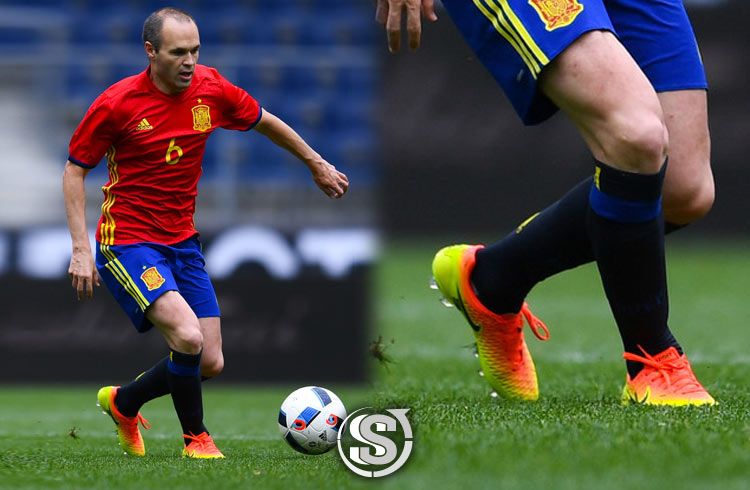 Andres Iniesta (Spagna) - Nike Magista Opus