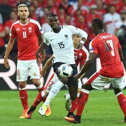 Maglia Svizzera Embolo strappata