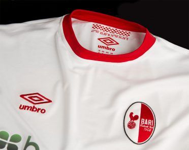 Dettaglio colletto maglia Bari 2016-17