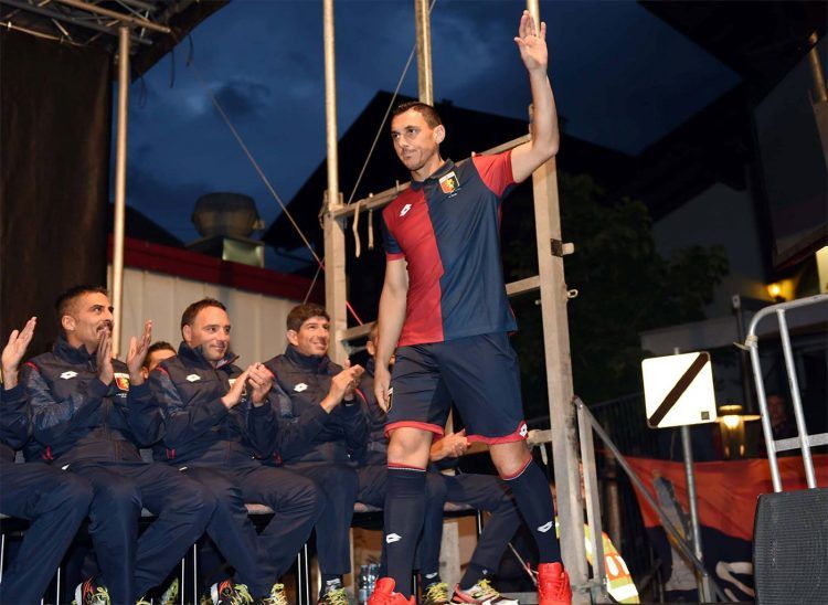 Burdisso con la maglia del Genoa 2016-2017
