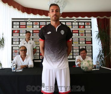 Seconda maglia Cesena 2016-2017 nera