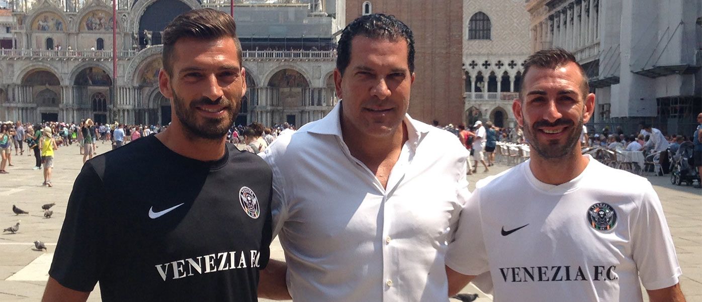 Le maglie del Venezia 2016-2017 in Piazza San Marco