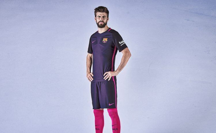 Pique con la maglia away del Barcellona 2016-17