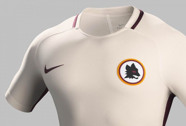 Il lupetto sulla maglia away della Roma 2016-2017