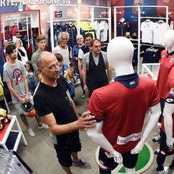 I tifosi toccano la nuova terza maglia del Genoa