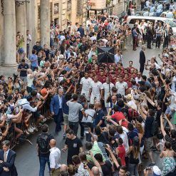 I calciatori della Roma sfilano in via del Corso