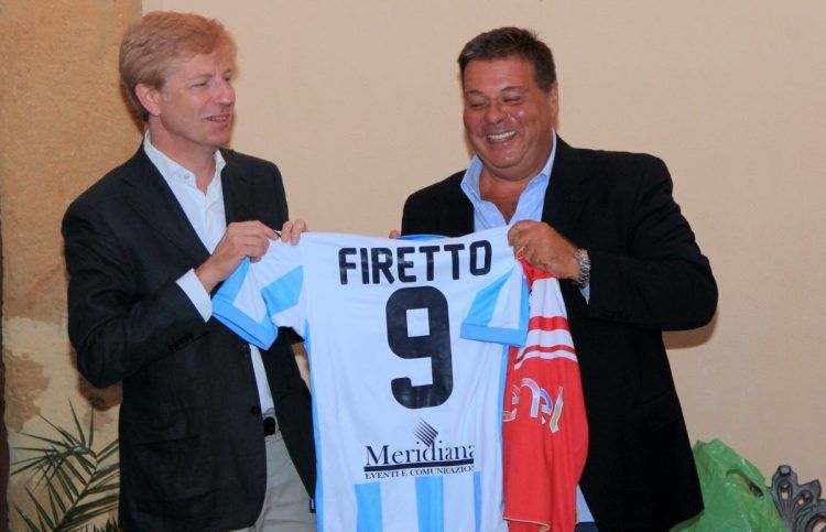 Il sindaco di Agrigento Firetto con la nuova maglia dell'Akragas