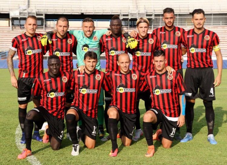 La Pro Piacenza con la maglia casalinga 2016-17