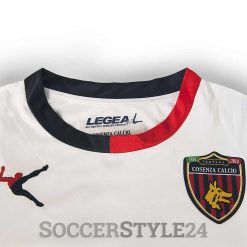 Dettaglio colletto bicolore maglia away Cosenza