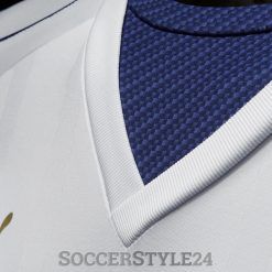 Dettaglio collo a V blu maglia Italia