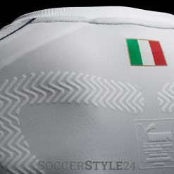 Il tricolore dell'Italia sul retro collo della maglia