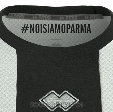 Scritta "NoiSiamoParma" interno colletto