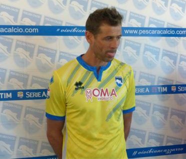 Seconda maglia Pescara 2016-2017 gialla