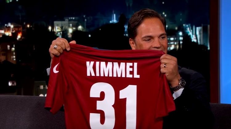 Piazza mostra la maglia della Reggiana negli USA