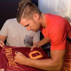 Strootman firma un autografo sulla maglia