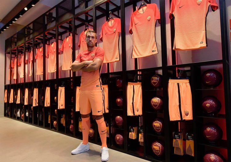 Kevin Strootman con la terza maglia 16-17 al Roma Store