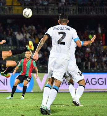 La maglia da trasferta del Pisa 2016-17 vista da dietro