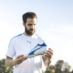 Fabregas osserva le nuove scarpe evoTouch Pro Puma