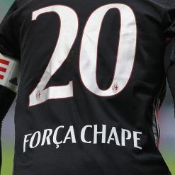 La scritta Forza Chape sulla maglia del capitano Abate del Milan