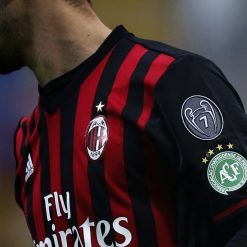 Lo stemma della Chapecoense sulla maglia del Milan