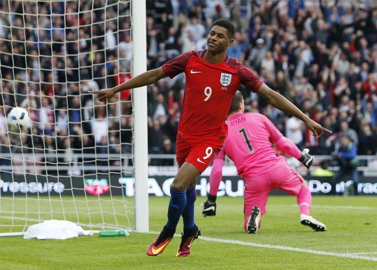 Marcus Rashford con la maglia dell'Inghilterra rossa