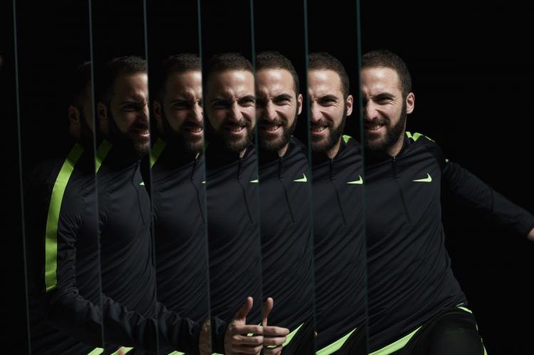 Higuain Nike mirror