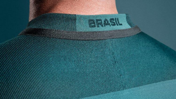 Il retro del colletto con la scritta Brasil