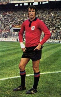 Enrico Albertosi con la maglia del Cagliari rossa