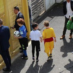 Bambini con le maglie di Spezia-Benevento