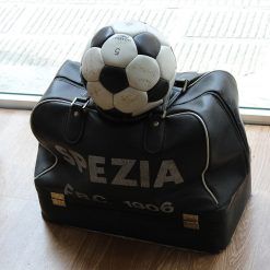 Borsone vintage e pallone Spezia Calcio