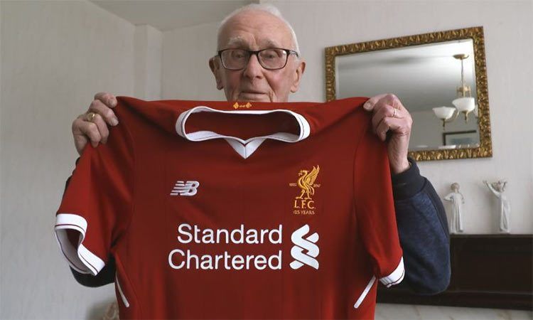 Consegna maglia Liverpool tifosi