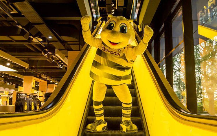 Emma la mascotte del Borussia Dortmund con la nuova maglia Puma