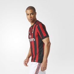 I fianchi della nuova maglia del Milan 2017-18