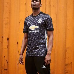 Pogba con la maglia da trasferta del Manchester United