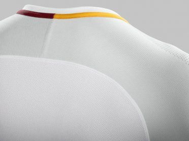 Dettaglio retro collo maglia Roma away