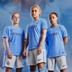 Le calciatrici del Manchester City in posa con il kit 2017-18