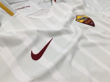 Dettaglio maglia Roma trasferta 2017-18