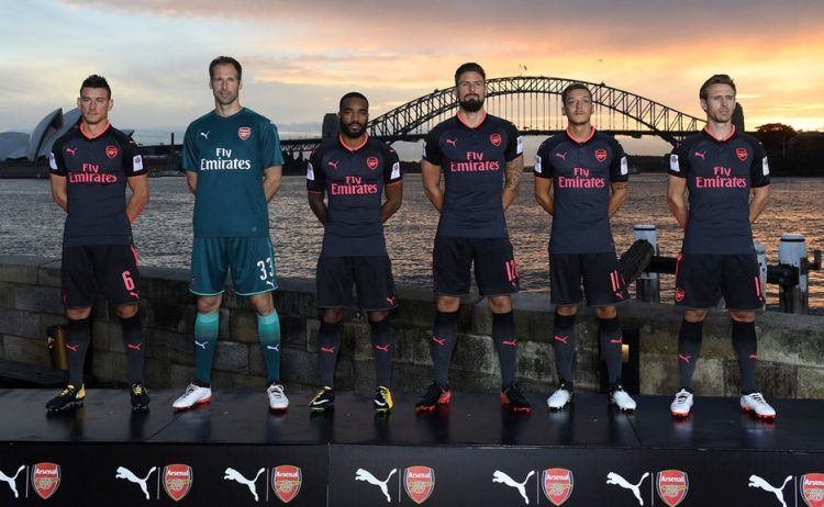 La terza maglia dell'Arsenal 2017-2018 presentata a Sidney